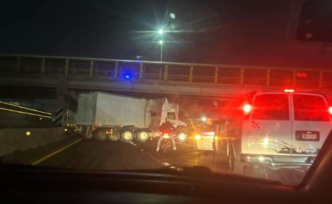 Hoy miércoles 17 de abril, tráiler vuelca y desquicia la autopista México-Pachuca