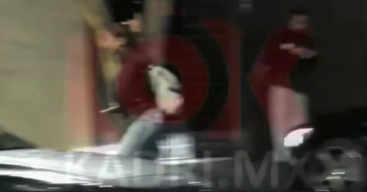 Mujer misteriosa pintando dedo a Arturo Carmona (Vía: Kadri Paparazzi)