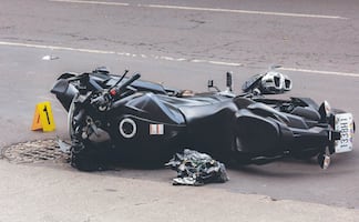 Aceleró de más y no la contó: Motociclista muere tras brutal derrape en la GAM