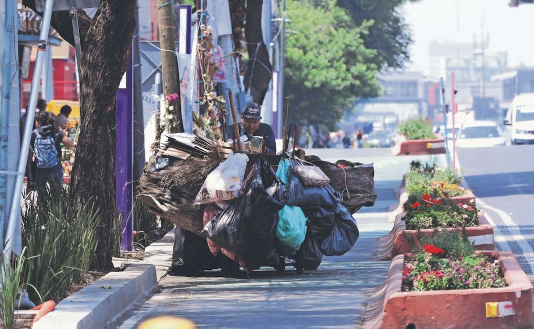 Ni las multas frenan invasión de ciclovía en Tlalpan, ahora la usan para basura y cascajo. Foto: (Fernanda Rojas. El Gráfico)