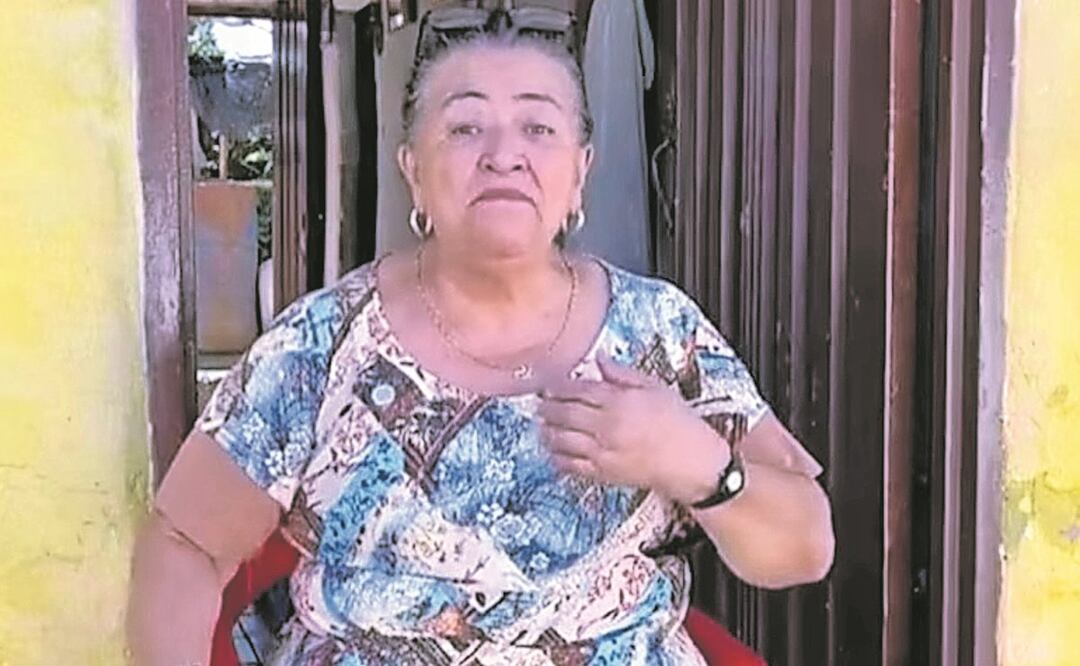 Mujer emprende vendiendo los chismes de sus vecinos