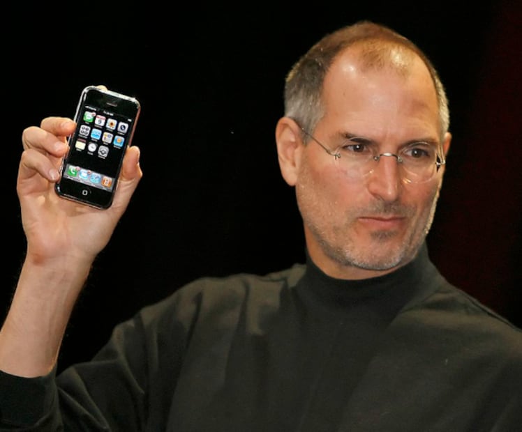 Steve Jobs presentando el iPhone de Primera Generación en 2007 (Foto: X)