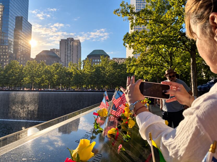 🌹 🕊️ 9/11: ¿Por qué aparecen rosas blancas en algunos nombres del Memorial en Nueva York? 👇👀👇  https://tinyurl.com/ycy2ecye