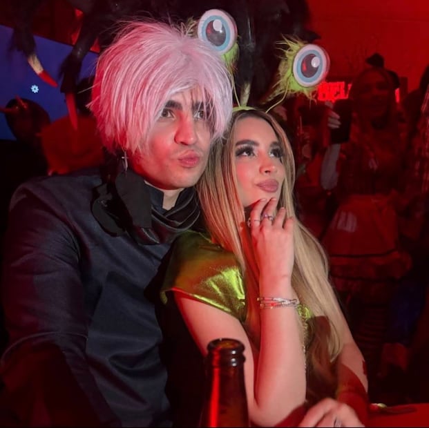 Aarón Mercury como Satoru Goyo junto a Brianda Deyanara (Vía: Redes)