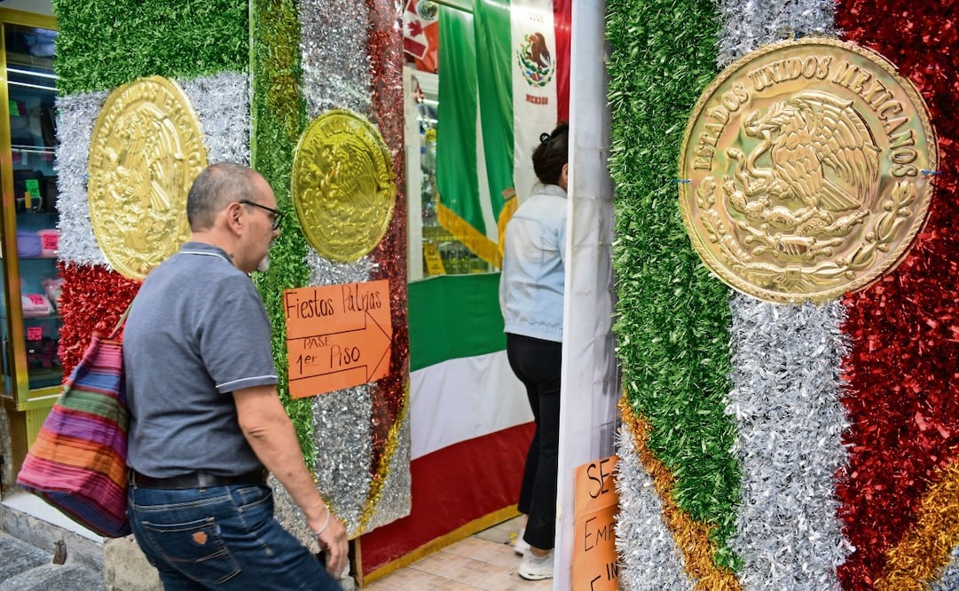 Recorrido por el centro histórico  donde pocos locales comienzan a vender artículos alusivos al 15 de septiembre. Foto: Santiago Cadena / EL GRAFICO