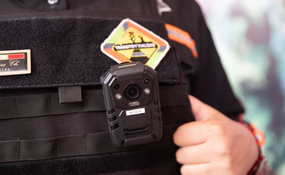 Polis que debían proteger a víctima de violencia de género… abusan de ella y la orinan, en Neza