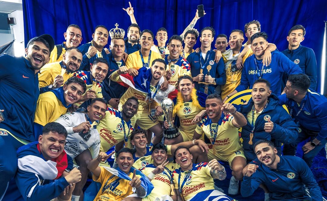 Vestidos de duendes, América ayuda a Santa a repartir regalos a la afición infantil