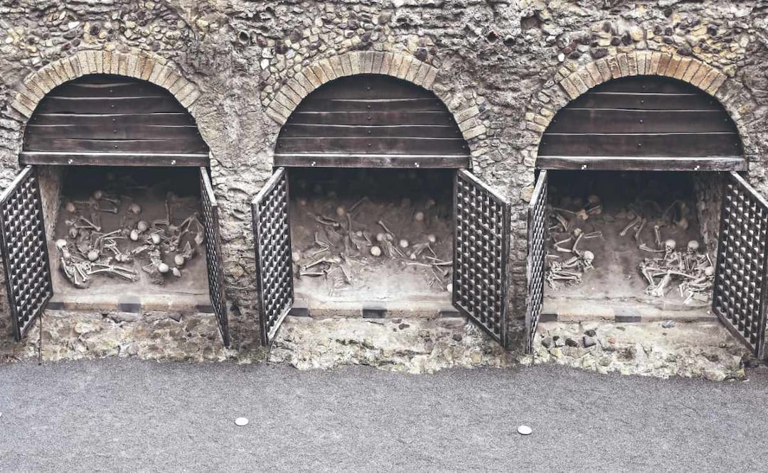 A dos mil años de la erupción del Vesubio reabre playa entre esqueletos