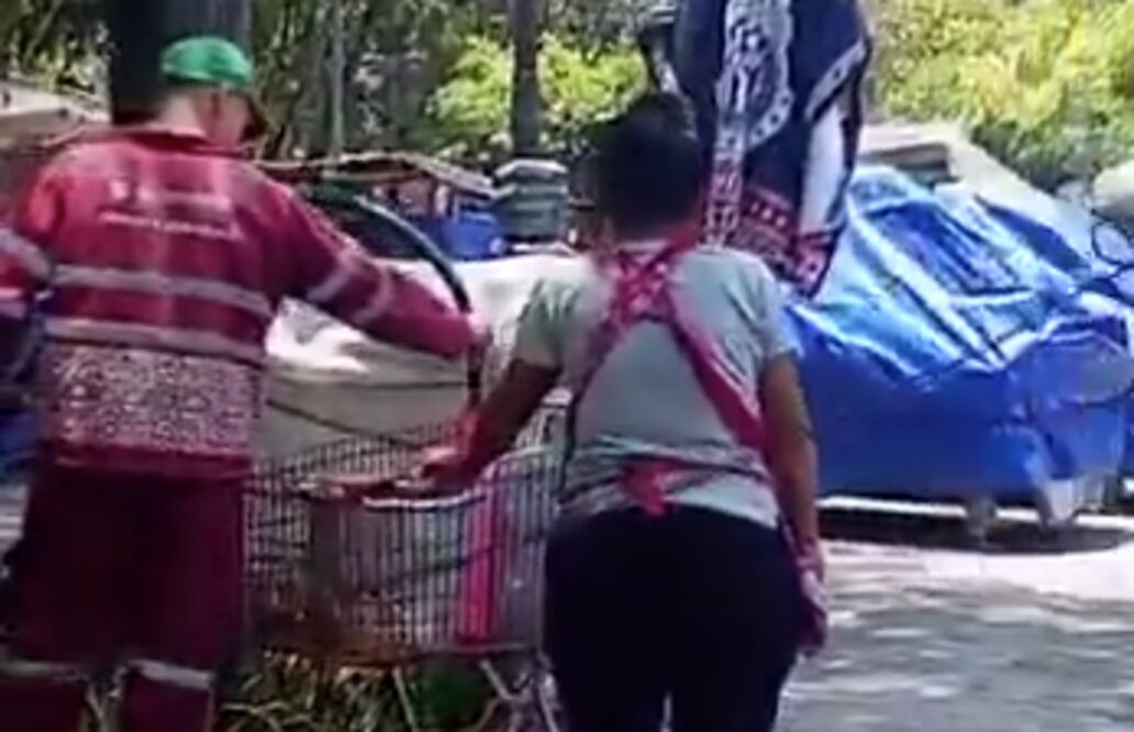 Vendedora prepara elotes con agua cochina (Foto: Captura de pantalla)