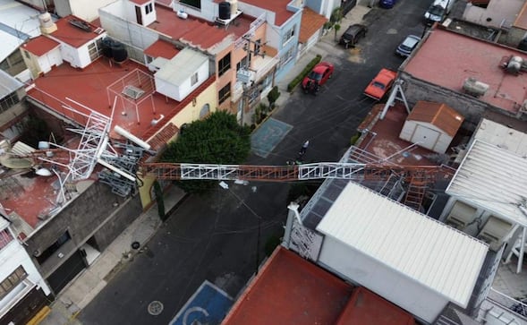 ¡SUSTOTE EN LA GUSTAVO A MADERO! Cae antes de 30 metros y daña dos casas