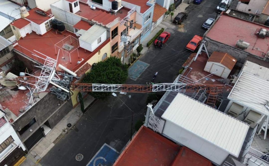 Cae antes de 30 metros y daña dos casas en la Gustavo A. Madero. Foto: (Osmar Alvarado. El Gráfico)