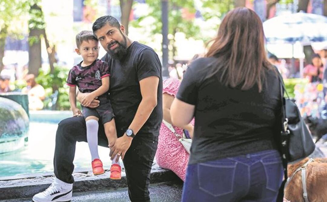Consienten a papás en su día, pese a largas filas en restaurantes de la CDMX