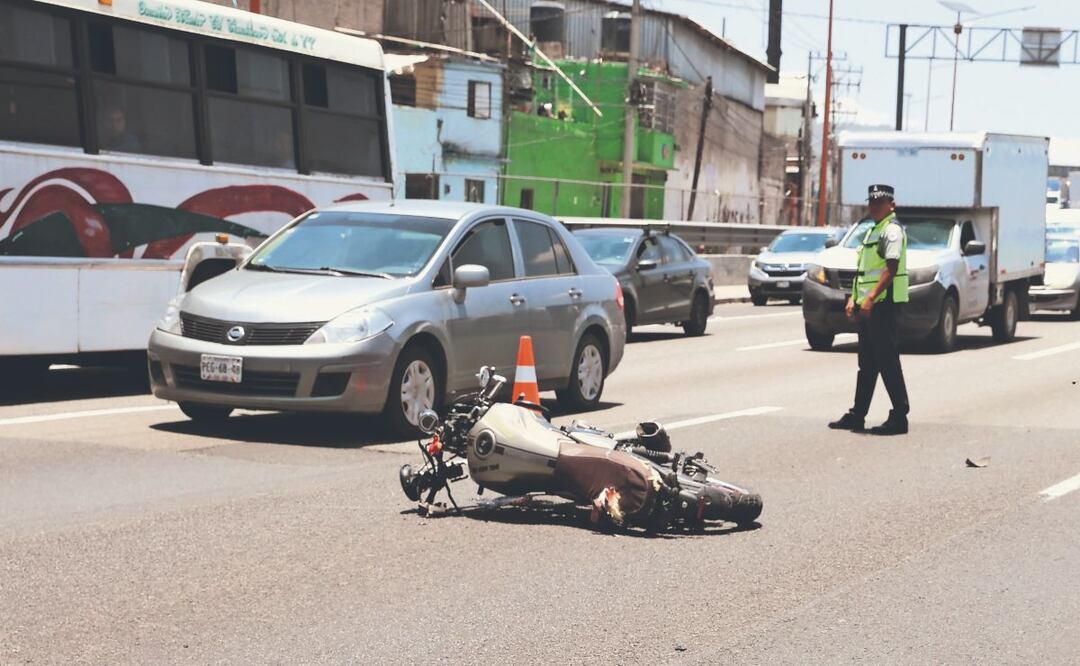 Biker sin casco pierde la vida al estrellarse contra camión en la México-Pachuca