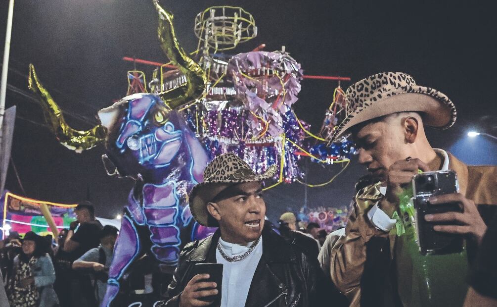 Entre chifladores y carreras: así se vive la quema de toritos en Tultepec
Imagen: Luis Camacho