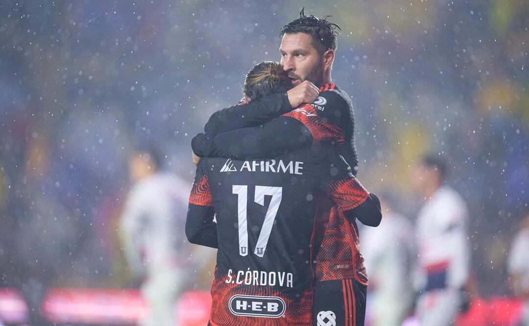¡Se mojaron! Tigres celebra 200 goles de Gignac con victoria ante Chivas 