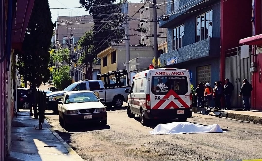 Hallaron a un hombre ensangrentado. Aunque intentaron ayudarlo, él ya no respondía. Foto: Especial
