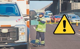 ¡Como estampita! Motociclista muere aplastado al derrapar en al México-Puebla