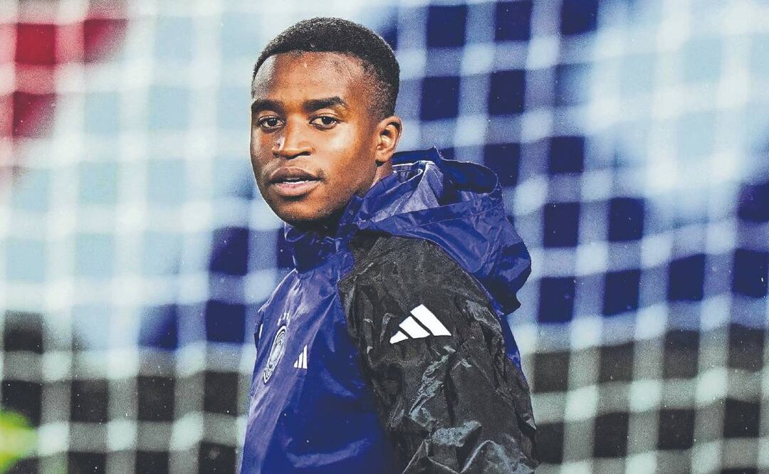 Padre adoptivo de Youssoufa Moukoko revela secreto del futbolista y podría arruinarle la carrera