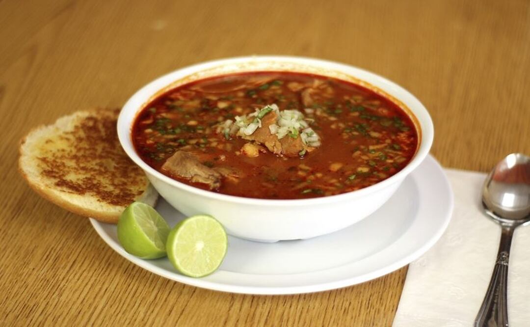 ¡Lúcete esta noche mexicana! Receta RÁPIDA para preparar POZOLE en menos de 40 minutos