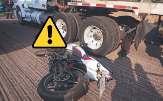 Biker se patina, queda atrapado en las llantas de un tráiler y muere en la México-Pachuca