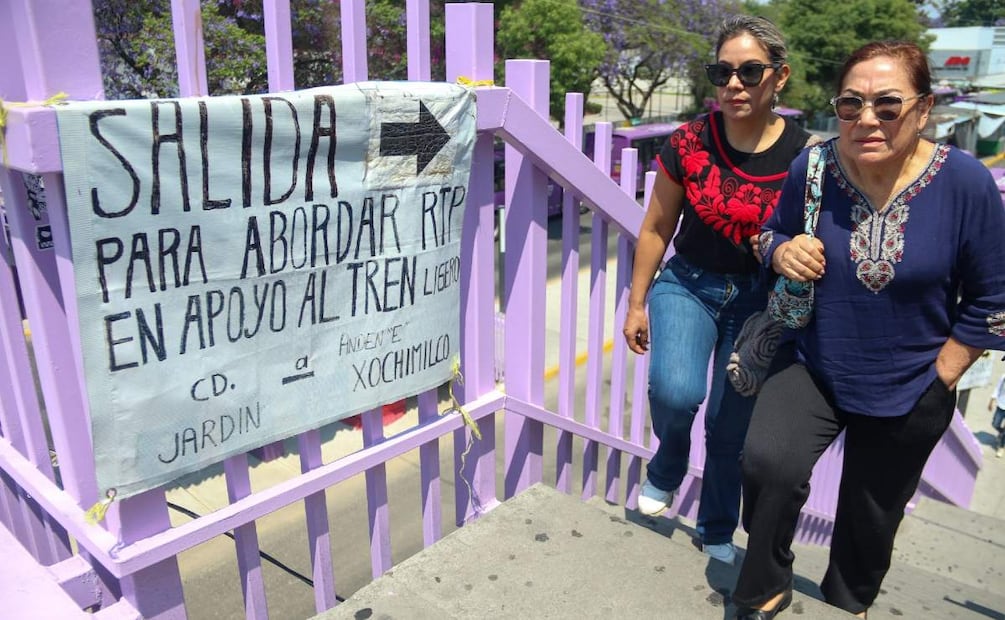 Foto: Cuartoscuro (Usuarios del Tren Ligero tienen que abordar unidades RTP para continuar con su traslado)