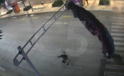 VIDEO: Estadounidense se lanza de paracaídas en la CDMX y se atora en un semáforo 