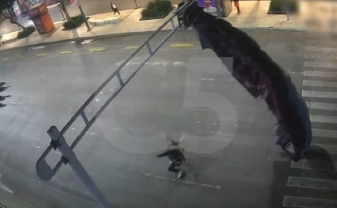 Foto: C5 (Estadounidense se lanza de paracaídas en la CDMX y se atora en un semáforo )