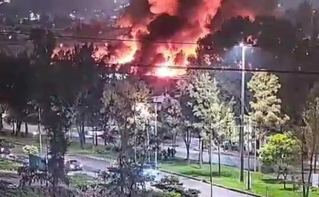 Foto: Redes sociales (Fuerte incendio en fábrica de Iztapalapa: evacúan a 100 personas en la madrugada)
