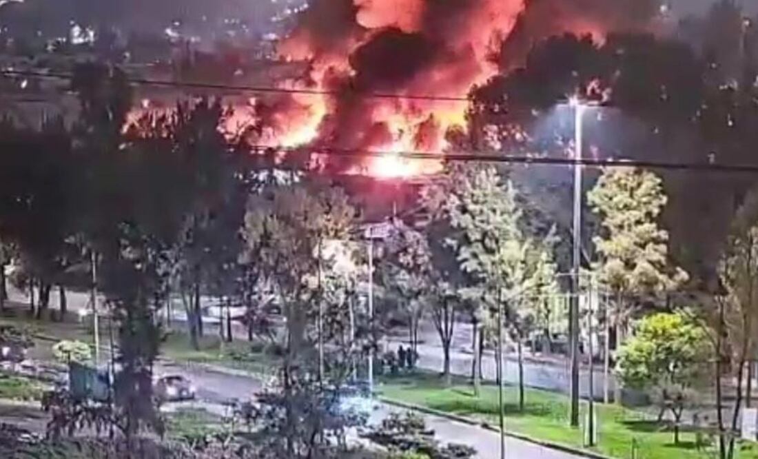 Foto: Redes sociales (Fuerte incendio en fábrica de Iztapalapa: evacúan a 100 personas en la madrugada)