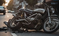 ¡Se desvivió! Adulto muere al impactar su motocicleta con un coche, no portaba equipo de seguridad