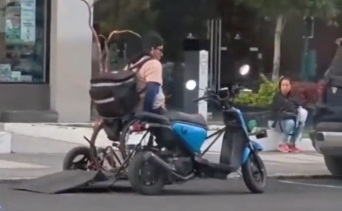 VIDEO: ¡Nada lo detiene! Repartidor en silla de ruedas adapta su moto y conmueve a México