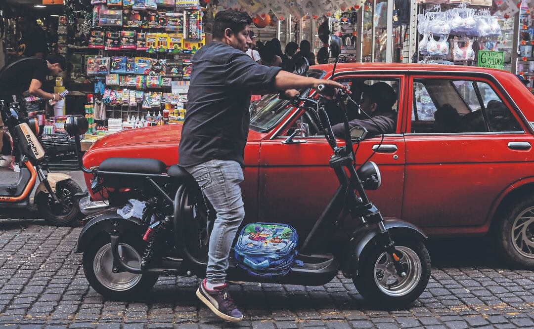 ¿Cuándo entrará en vigor la obligación de placas para scooters y bicis eléctricas en la capital?
Imagen: GABRIEL PANO. EL GRÁFICO