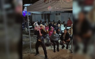 "El Patrón" llega con sus flores en pleno funeral y desata polémica en redes