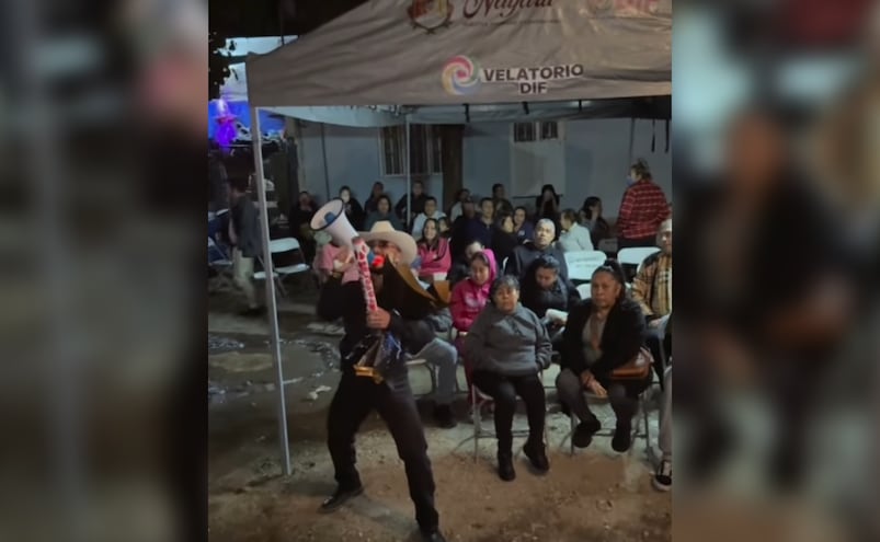 "El Patrón" llega con sus flores en pleno funeral y desata polémica en redes