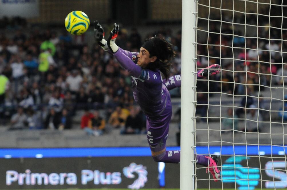 CIUDAD DE MÉXICO, 18FEBRERO2024. - Carlos Acevedo, portero de Santos Laguna, detiene un disparo de la delantera universitaria. FOTO: DANIEL AUGUSTO /CUARTOSCURO.COM
