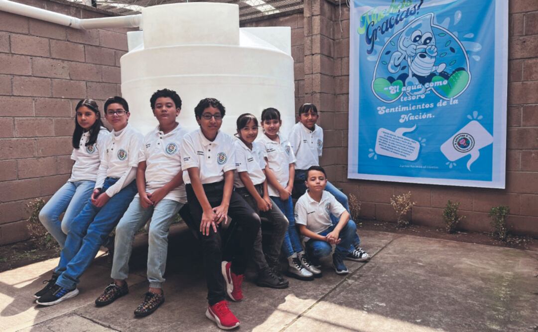 Morritos de primaria arman sistema de captación de agua de lluvia, en Tultepec