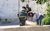 ¡Con hoyos incluido! Encuentran el cadáver de un hombre en un canal de aguas negras de Naucalpan 