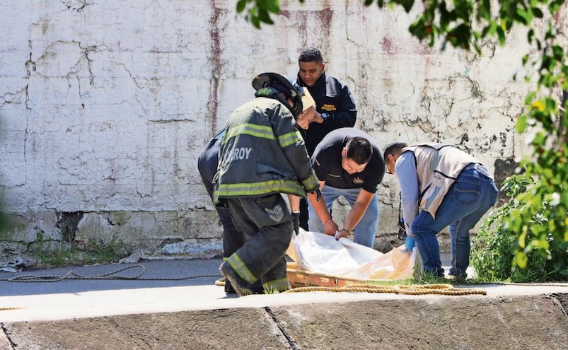 ¡Con hoyos incluido! Encuentran el cadáver de un hombre en un canal de aguas negras de Naucalpan 