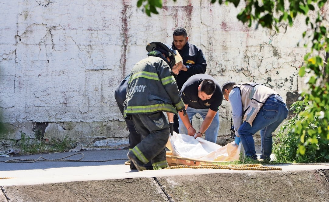 El cuerpo sin vida de un hombre fue localizado a la orilla del Río Hondo, entre avenida Primero de Mayo y avenida de las Torres, en el municipio de Naucalpan. Foto: Osmar Alvarado / EL GRÁFICO