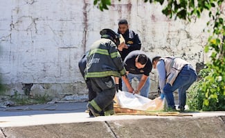 ¡Con hoyos incluido! Encuentran el cadáver de un hombre en un canal de aguas negras de Naucalpan