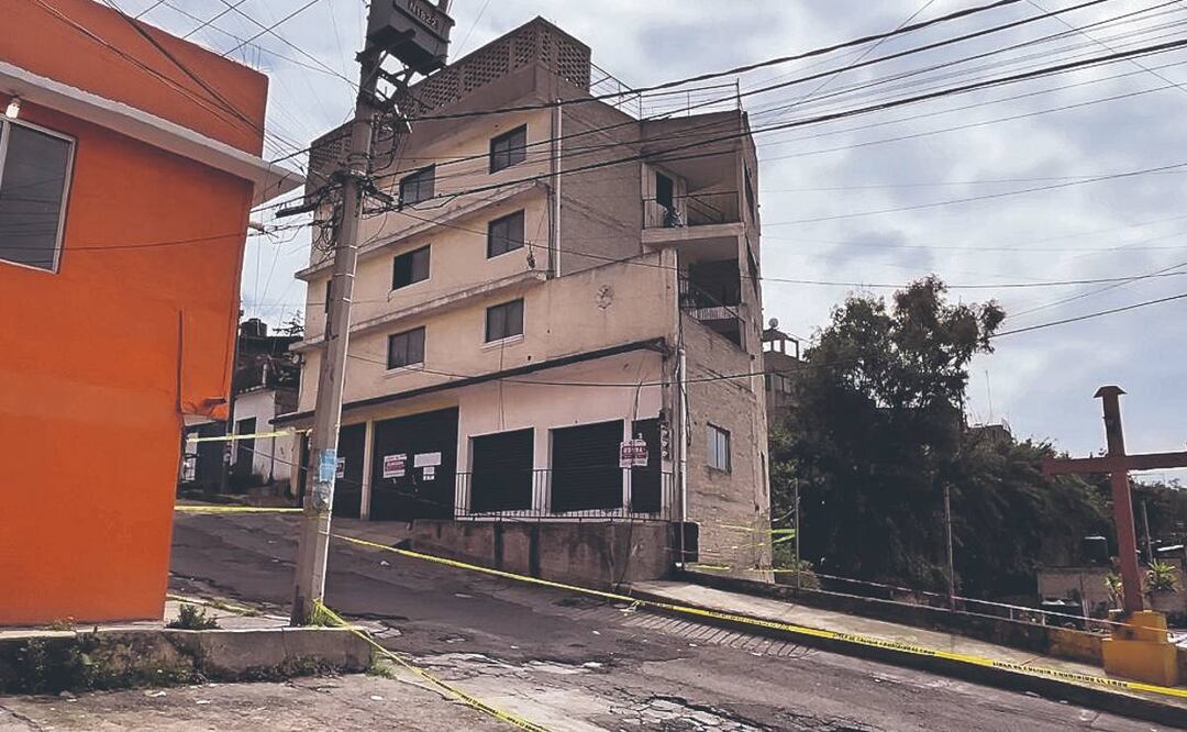 Familias desalojadas en angustia, y ni luces del dueño del edificio a punto de caer en Naucalpan