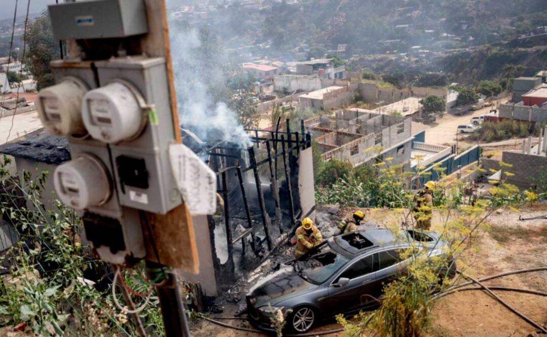 Turista conecta su Tesla directo a un poste y termina en llamas, en Tijuana