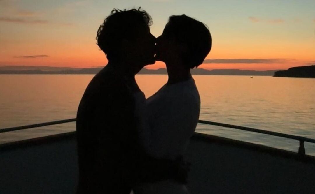 Christian Nodal presume cuerpo de Ángela Aguilar y desmienten embarazo