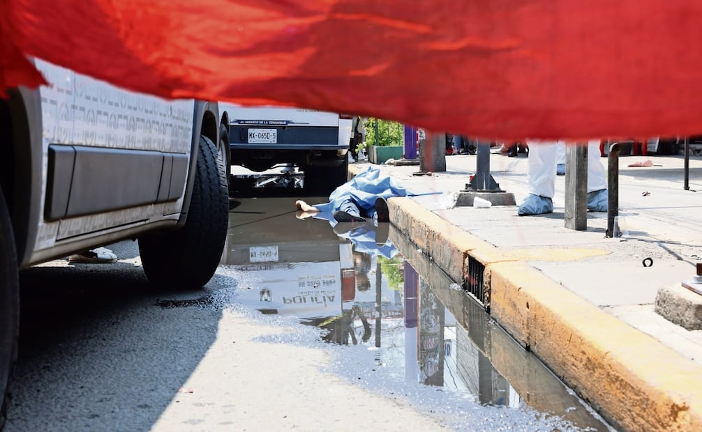 El sujeto quedo tirado sobre un charco de agua. Foto: Osmar Alvarado  / EL GRÁFICO
