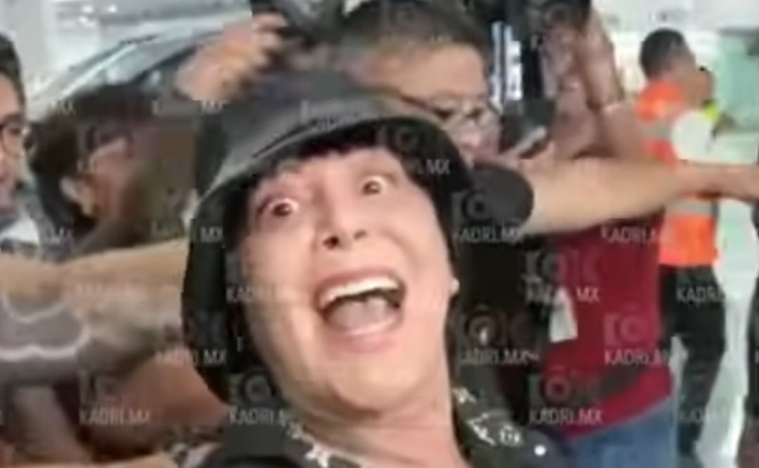 Alejandra Guzmán es escoltada por policías de la SSC y genera indignación. Foto: (Kadri Paparazzi)