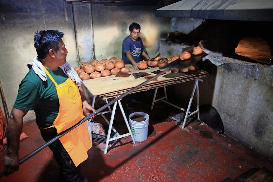 DURANTE 44 AÑOS DOÑA ELVIA MARTINEZ HA ELABORADO EL AUTENTICO PAN DE MUERTO PAN DE YEMA QUE SE VENDE EN TODO VALLES CENTRALES DEL ESTADO DE OAXACA EN LA PANADERIA LA SANTA CRUZ DE SANTO DOMINGO TOMALTEPEC Y DESDE EL DIA DOMINGO PASADO PREDIERON LOS HORNOS PARA NO SER APAGADOS POR MAS DE OCHO DIAS POR LA ELABORACION DEL PAN DE MUERTO. FOTO EDWIN HERNANDEZ