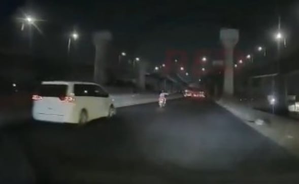 Video: Motociclista sale volando junto a su copilota, le importó más recoger su moto que ver a su compañera