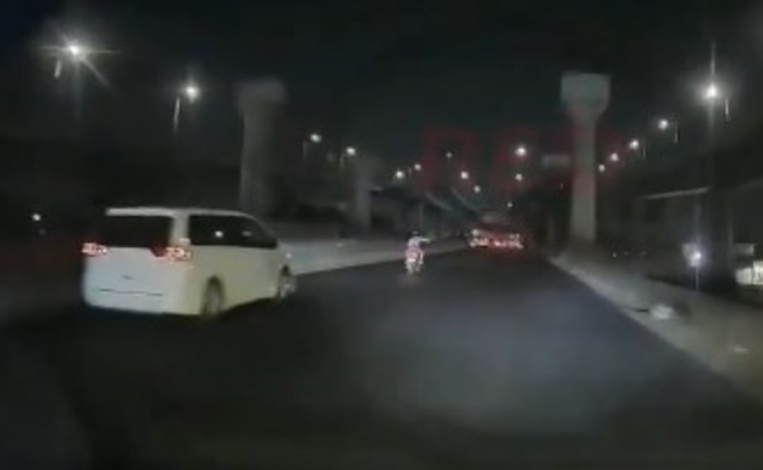 Video: Motociclista sale volando junto a su copilota, le importó más recoger su moto que ver a su compañera