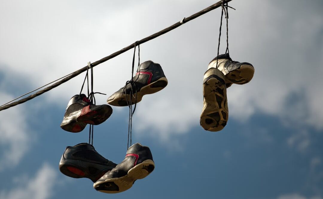 ¡Colgó los tenis! Motosicarios sueltan media docena de balazos a comerciante en Tepito