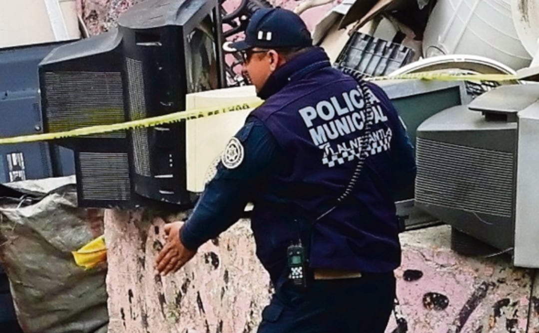 Macabro hallazgo en Tlalnepantla: Dejan cadáver maniatado entre la banqueta y un vehículo (Foto: Especial)